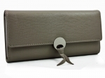 Elegancki klasyczny portfel damski z metalowym zapięciem, beżowy